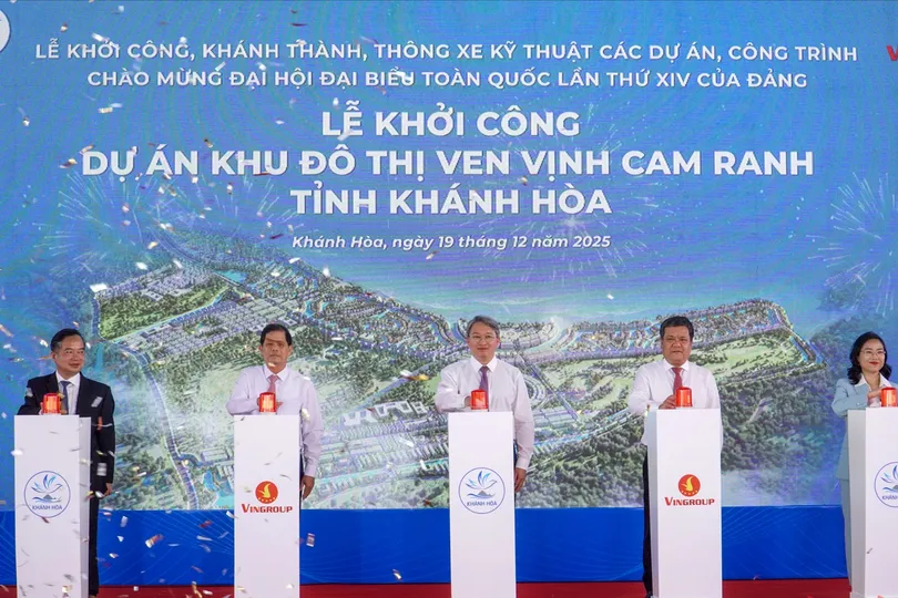 Các đại biểu thực hiện nghi thức khởi công dự án Khu đô thị ven vịnh Cam Ranh. Ảnh: HIẾU GIANG