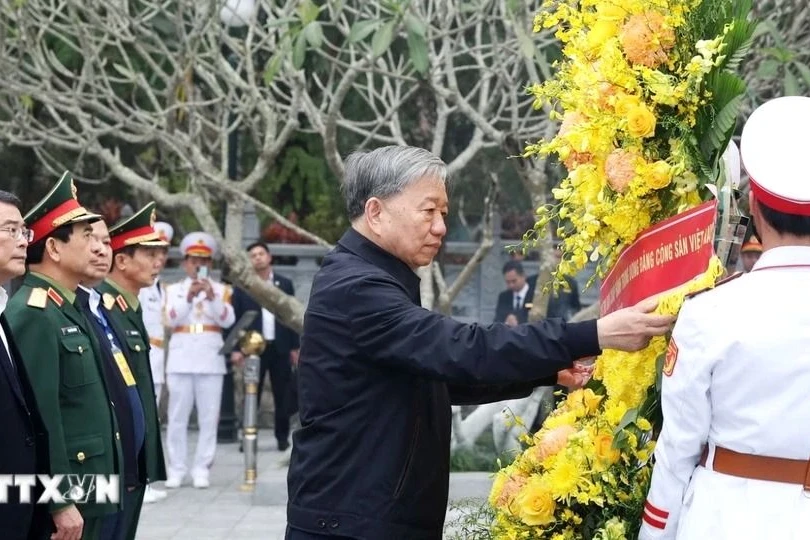 Tổng Bí thư Tô Lâm dâng hương tưởng niệm các Anh hùng liệt sĩ tại Nghĩa trang Liệt sĩ quốc gia Vị Xuyên