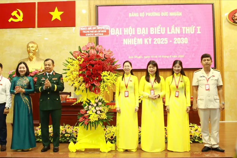 Đồng chí Trương Thị Bích Hạnh và Thiếu tướng Vũ Văn Điền tặng hoa của Thành ủy - HĐND - UBND - Ủy ban MTTQ Việt Nam TPHCM chúc mừng đại hội