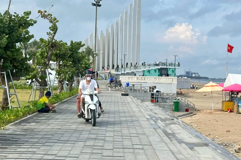 Ngăn xe máy, hàng rong, rác thải làm xấu hình ảnh công viên biển hơn 1.000 tỷ đồng