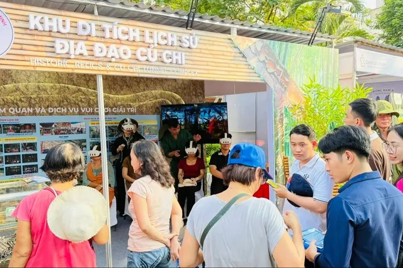 Du khách tìm hiểu thông tin tại gian hàng Khu di tích Lịch sử địa đạo Củ Chi