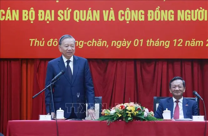 Tổng Bí thư Tô Lâm phát biểu tại buổi gặp gỡ cán bộ Đại sứ quán và cộng đồng người Việt Nam tại Lào. Ảnh: THỐNG NHẤT/TTXVN