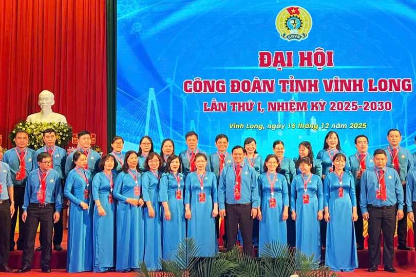 Ra mắt Ban chấp hành LĐLĐ tỉnh Vĩnh Long nhiệm kỳ 2025-2030. Ảnh: TÍN HUY