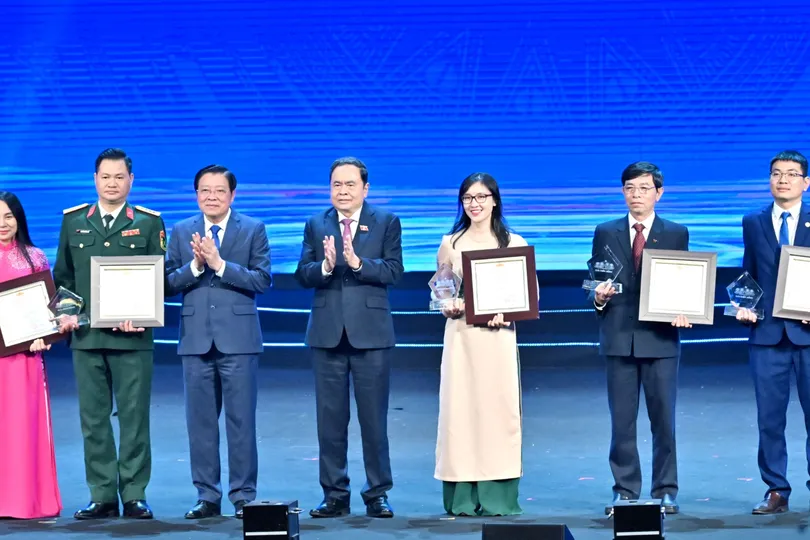 64 tác phẩm báo chí xuất sắc được trao Giải Diên Hồng