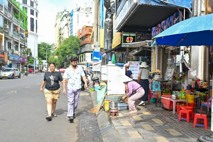 Phải trả lại vỉa hè cho người đi bộ