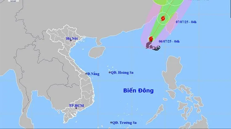 Bão số 2 trên Biển Đông di chuyển chậm, biển động dữ dội
