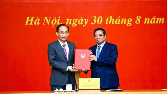 Thủ tướng Phạm Minh Chính trao quyết định tiếp nhận đồng chí Lê Hoài Trung, Bí thư Trung ương Đảng, Chánh Văn phòng Trung ương Đảng, về công tác tại Bộ Ngoại giao, giao quyền Bộ trưởng Bộ Ngoại giao