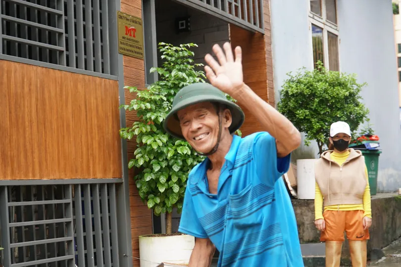 Nhiều khu dân cư ở Đà Nẵng ngập sâu, thuyền ghe nối đuôi giữa phố 