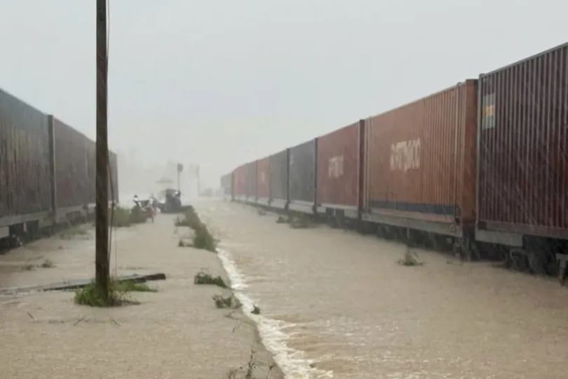 Mưa lũ làm gián đoạn vận tải đường sắt qua khu vực Nam Trung bộ