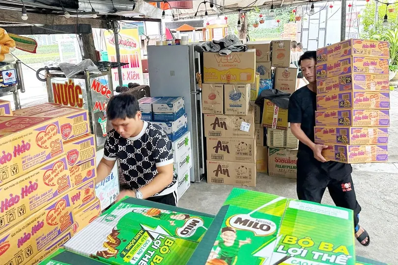 Cùng nhau vượt lũ dữ