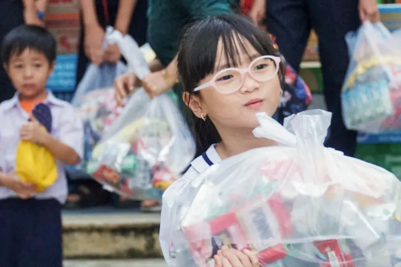 Thành đoàn TPHCM tặng 1.500 suất quà đến học sinh vùng lũ Khánh Hòa