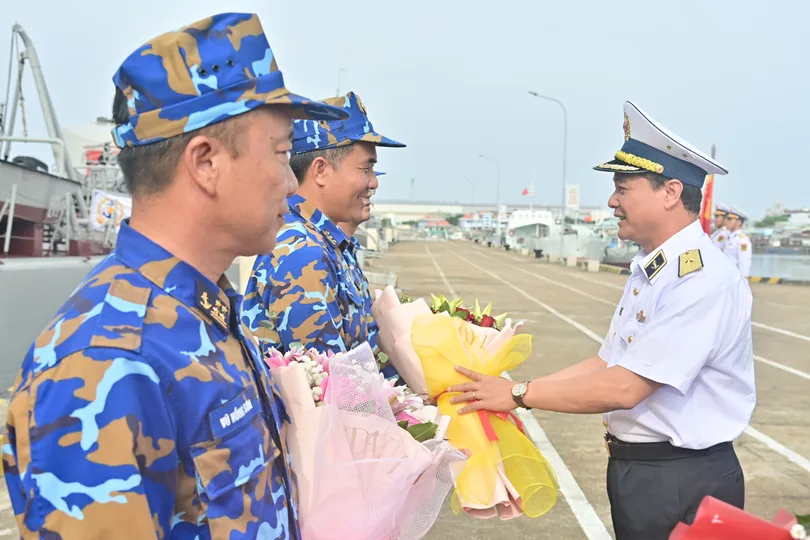 Tư lệnh Vùng 2 tặng hoa chúc mừng Biên đội trưởng và thuyền trưởng 2 tàu 09 và 17