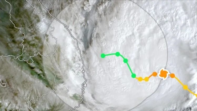 Bão số 15 tăng lên cấp 12, giật cấp 15