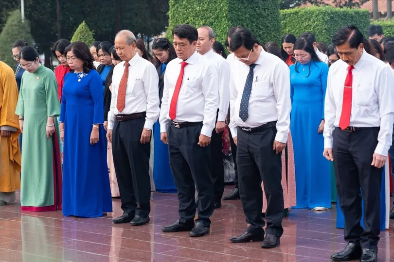 Đại biểu dự Đại hội MTTQ TPHCM dâng hương tưởng niệm Anh hùng liệt sĩ