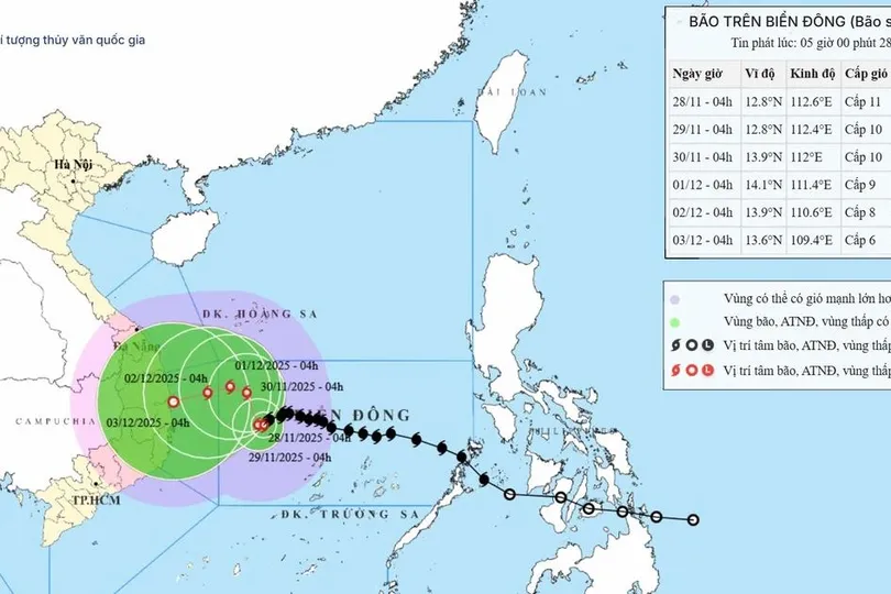 Bão số 15 giảm cường độ, đổi hướng và tiếp tục di chuyển chậm