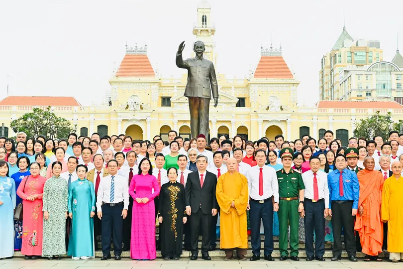 Đoàn đại biểu dự Đại hội MTTQ Việt Nam TPHCM dâng hoa tưởng nhớ Chủ tịch Hồ Chí Minh