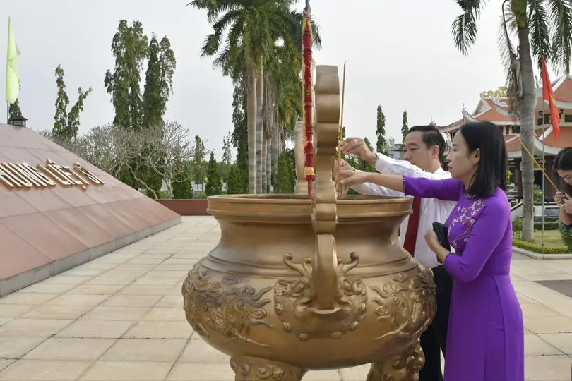 Đoàn đại biểu MTTQ Việt Nam TPHCM viếng Nghĩa trang Liệt sĩ Bà Rịa - Vũng Tàu