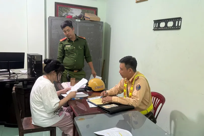 Tước bằng lái 23 tháng với cô gái buông hai tay khi lái xe