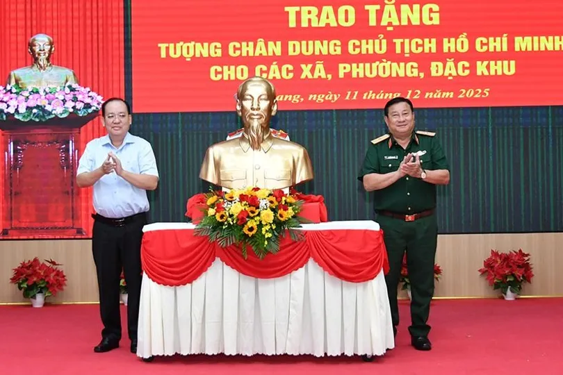 Thiếu tướng Nguyễn Văn Tiền, Phó Tư lệnh Quân khu 9 và ông Nguyễn Thanh Phong, Phó Chủ tịch UBND tỉnh An Giang thực hiện nghi thức trao tặng tượng Bác Hồ