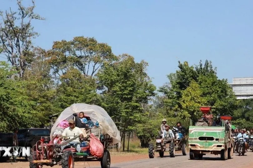 Người dân Campuchia ở tỉnh Preah Vihear, giáp giới với Thái Lan sơ tán tránh xung đột, ngày 8-12-2025. Ảnh: THX/TTXVN