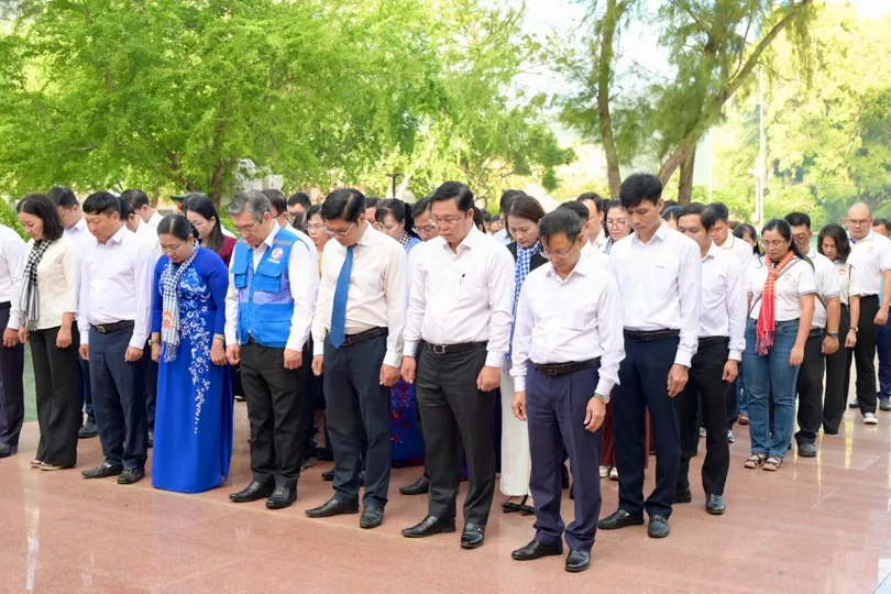 Dâng hoa, dâng hương tưởng nhớ các Anh hùng liệt sĩ tại đặc khu Côn Đảo