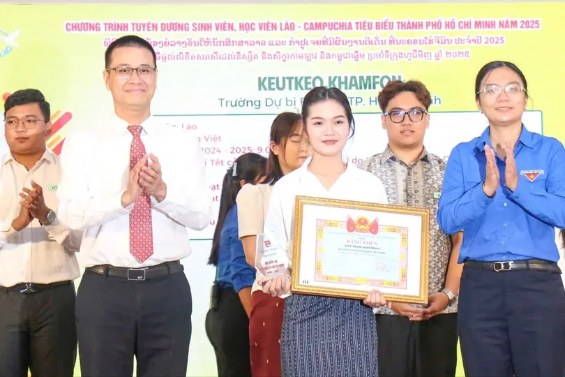 TPHCM tuyên dương 73 sinh viên, học viên Lào, Campuchia tiêu biểu