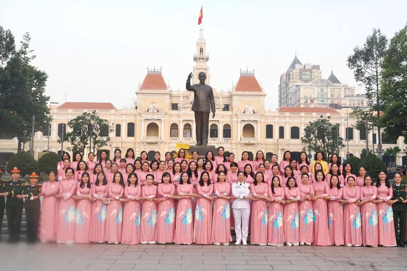 Đoàn đại biểu dự Đại hội Phụ nữ TPHCM dâng hoa tưởng nhớ Chủ tịch Hồ Chí Minh