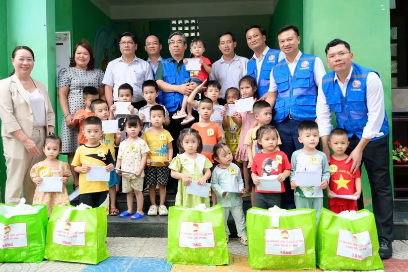 Lãnh đạo TPHCM và đại diện Saigon Co.op cùng đoàn đến thăm, hỗ trợ TP Huế sau thiên tai năm 2025 