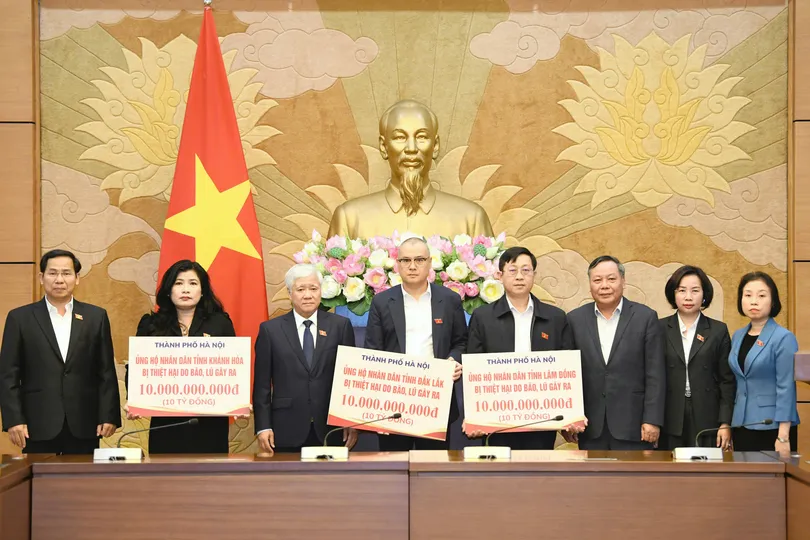 Phó Chủ tịch Thường trực Quốc hội Đỗ Văn Chiến và Tổng Thư ký Quốc hội, Chủ nhiệm Văn phòng Quốc hội Lê Quang Mạnh đã chứng kiến TP Hà Nội trao kinh phí hỗ trợ 3 tỉnh Đắk Lắk, Lâm Đồng và Khánh Hòa. Ảnh: VIẾT CHUNG 