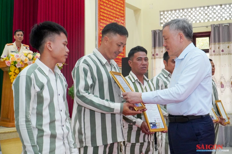 Phó Thủ tướng Thường trực Nguyễn Hòa Bình trao quyết định đặc xá tại Khánh Hòa