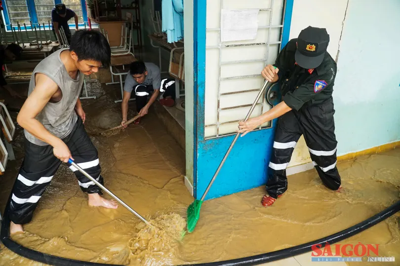 Khánh Hòa: Người dân tất bật dọn dẹp, lo ngại đợt lũ mới sắp đến