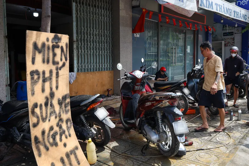 Khánh Hòa: Sửa đồ điện tử, xe máy miễn phí giúp người dân sau mưa lũ