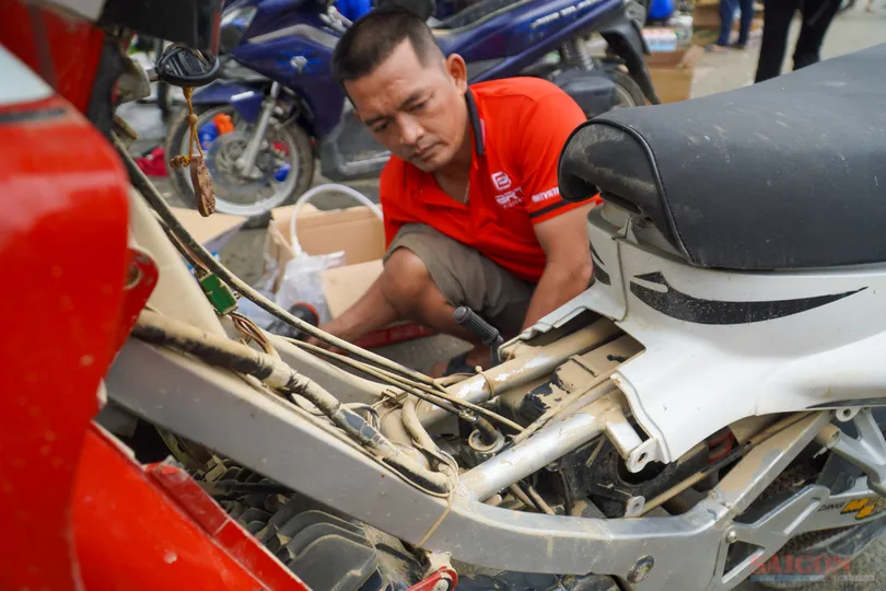 Sửa xe máy miễn phí, ấm lòng người dân sau lũ
