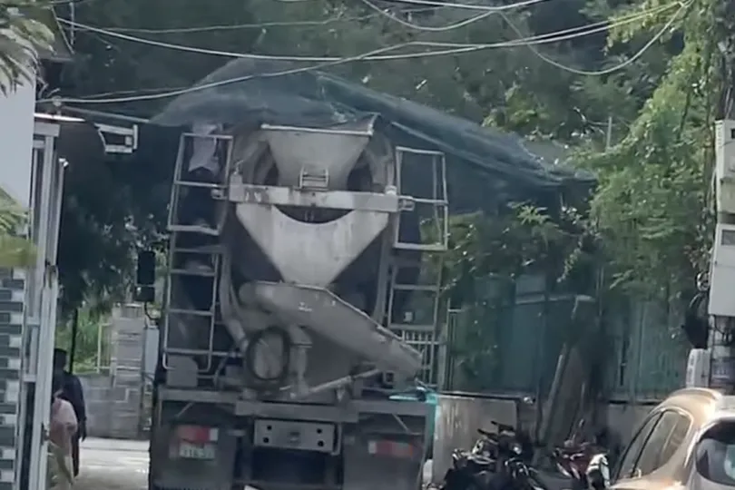 Xử phạt tài xế xe trộn bê tông chạy vào hẻm