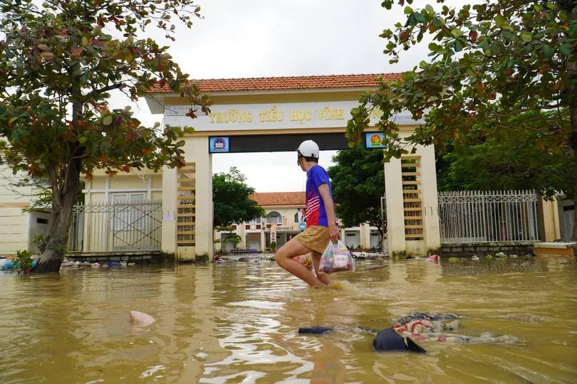Trong vòng nửa tháng, người dân Khánh Hòa liên tiếp "gánh" 4 trận lũ lụt, khiến đời sống gặp nhiều khó khăn. Ảnh: HIẾU GIANG