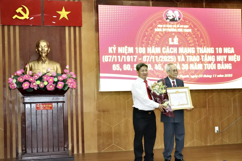 Phường Phú Thạnh (TPHCM) trao Huy hiệu Đảng đến 23 đảng viên 