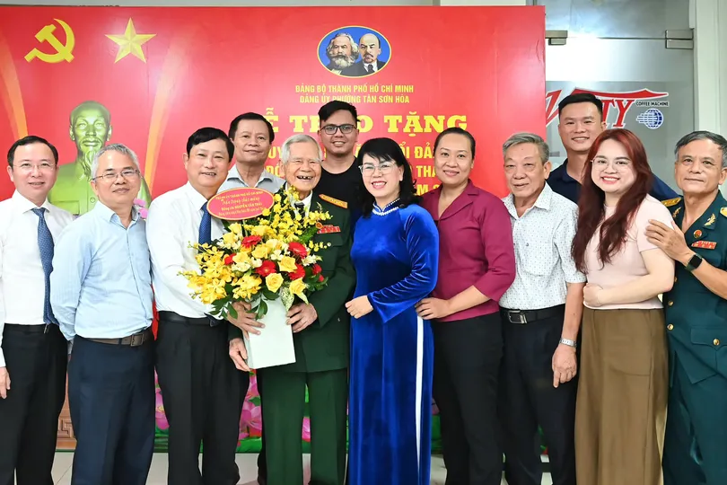 Chủ tịch HĐND TPHCM trao Huy hiệu 80 năm tuổi Đảng đến đồng chí Nguyễn Văn Thái