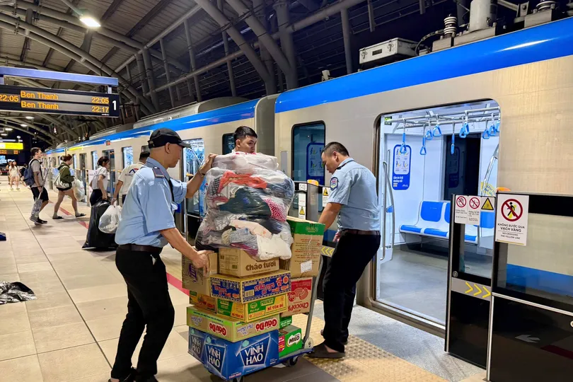 Người dân TPHCM đổ về ga metro gửi quà cứu trợ miền Trung trong đêm khuya