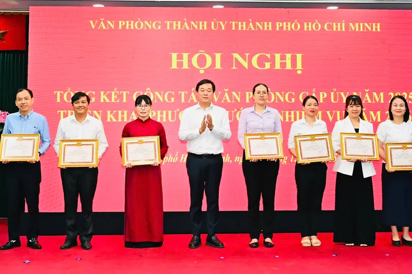 Phó Bí thư Thường trực Thành ủy TPHCM Lê Quốc Phong tặng bằng khen cho các tập thể đạt hoàn thành xuất sắc trong công tác văn phòng cấp ủy năm 2025. Ảnh: VIỆT DŨNG