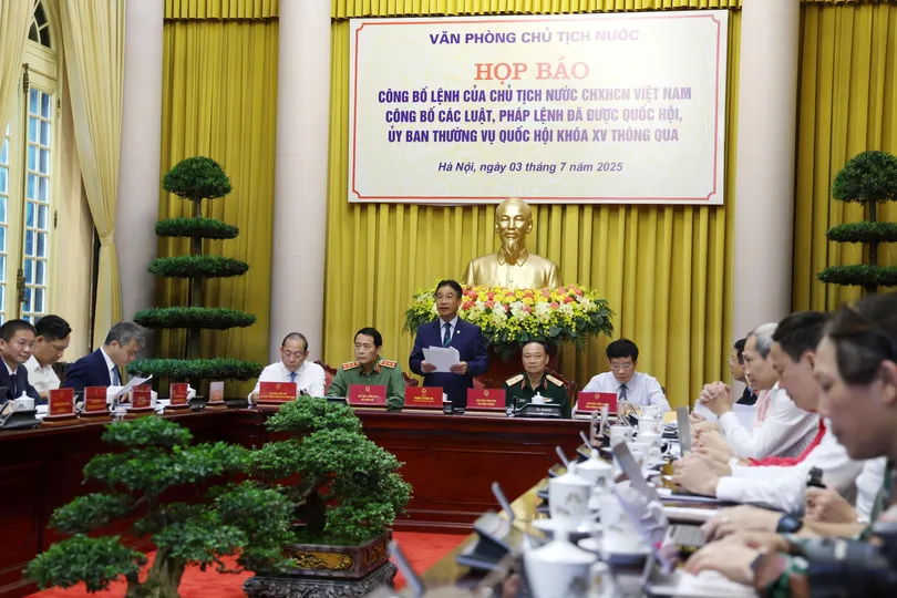 Họp báo công bố Lệnh của Chủ tịch nước công bố các Luật, Pháp lệnh vừa được Quốc hội, UBTVQH khóa XV thông qua. Ảnh: VIẾT CHUNG.