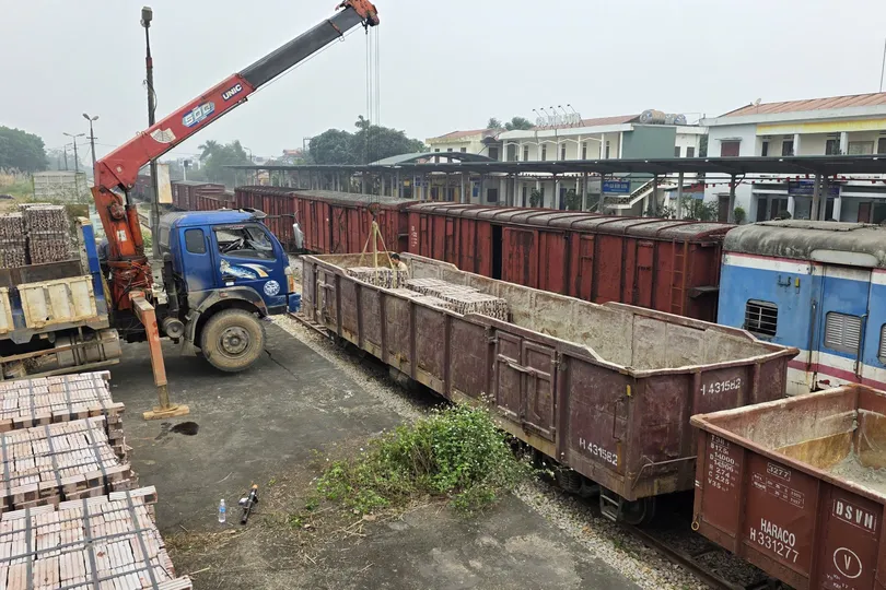 Trong ngày 14-12, Tổng công ty Đường sắt Việt Nam đã tổ chức vận chuyển 40 vạn viên gạch từ ga Bỉm Sơn (Thanh Hóa) tới ga Hòa Đa (xã Tuy An Nam, tỉnh Đắk Lắk).