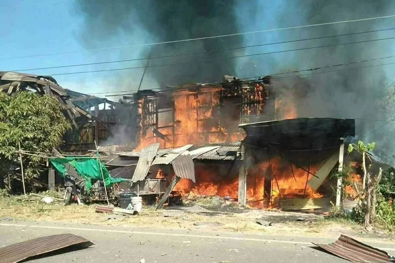 Ngôi nhà ở khu vực biên giới Thái Lan và Campuchia bị trúng đạn pháo. Ảnh: TTXVN 