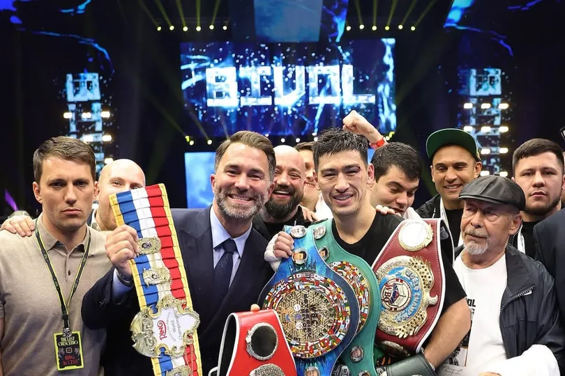 Bivol đang giữ các đai WBA (Super), IBF và WBO dưới nặng