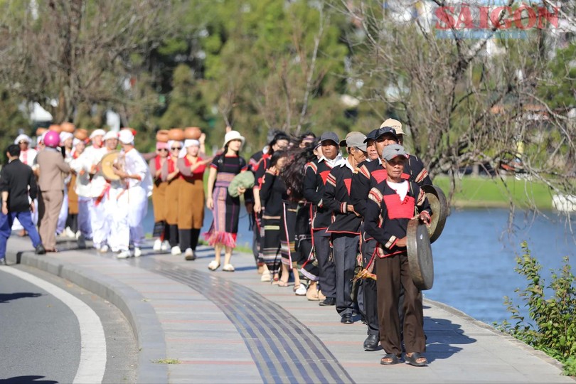 艺人在春香湖旁表演。