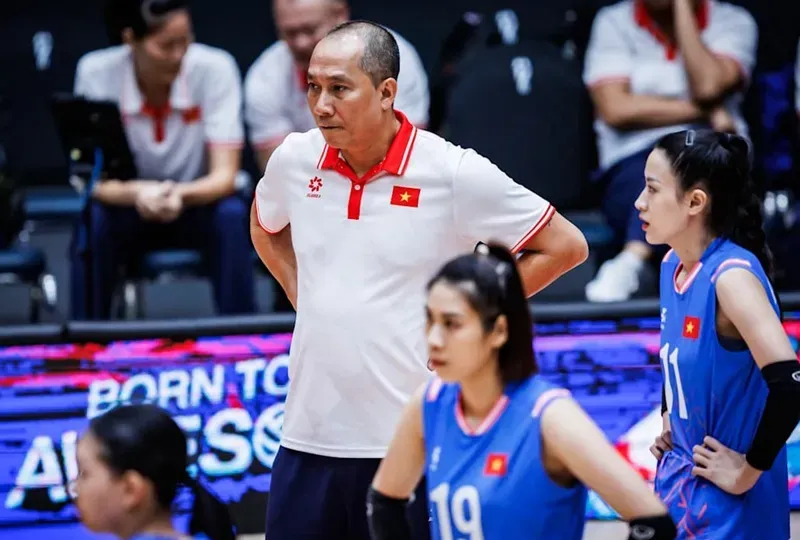 HLV Nguyễn Tuấn Kiệt và các học trò đội tuyển nữ được treo mức thưởng cao nếu đạt thành tích huy chương tại SEA Games 33-2025. Ảnh: AVC