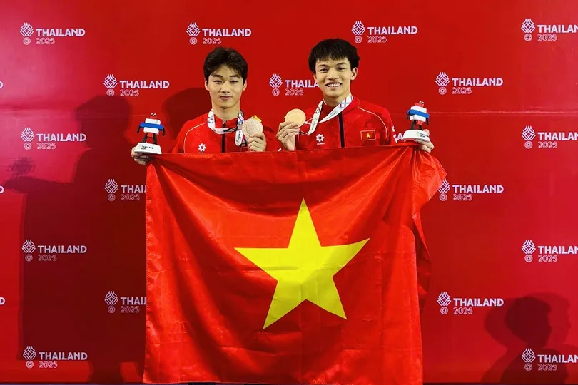 Hai tuyển thủ nhảy cầu của Việt Nam đã giành HCĐ quý giá. Ảnh: LÊ THANH