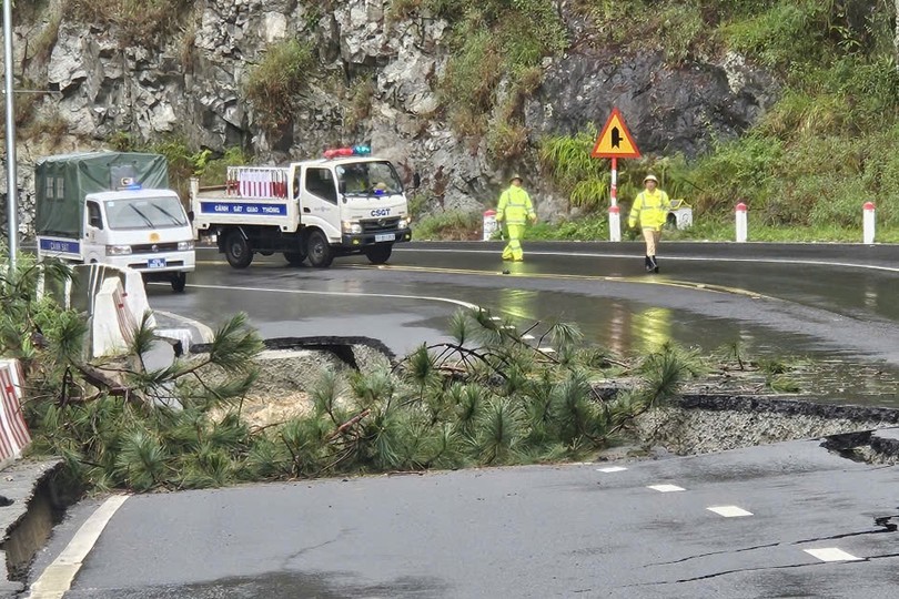 Heavy rain shuts roads, causes floods, landslides in Central Highlands