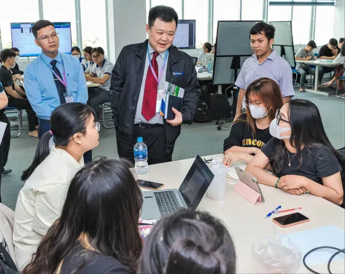 The expert team from the ASEAN University Network (AUN) Quality Assurance organization is surveying student opinions at the HCMC University of Technology and Education (Photo: SGGP)