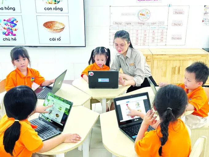 Teachers and learners at Hoa Lu Kindergarten in Sai Gon Ward of HCMC during a lesson applying artificial intelligence (Photo: SGGP)