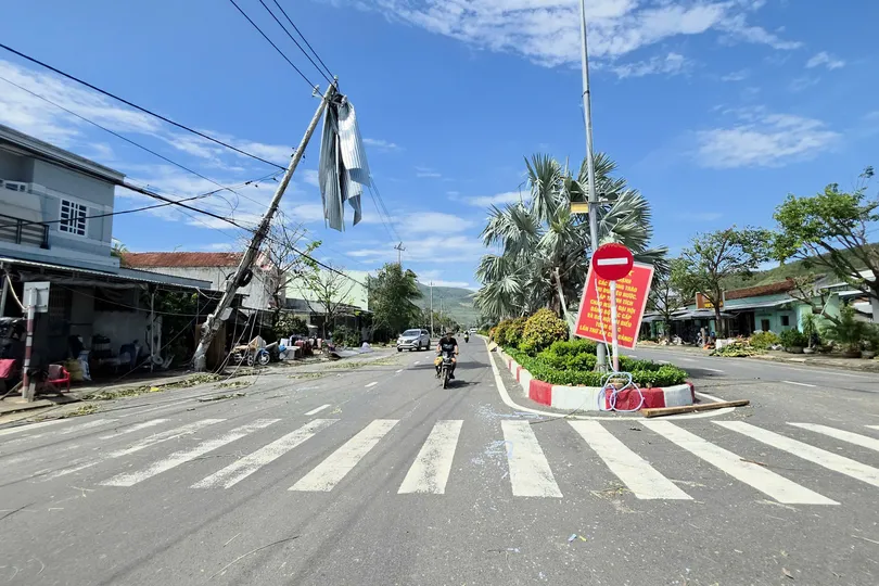 Mái tôn của người dân ở phường Sông Cầu bị bão cuốn bay lên trụ điện